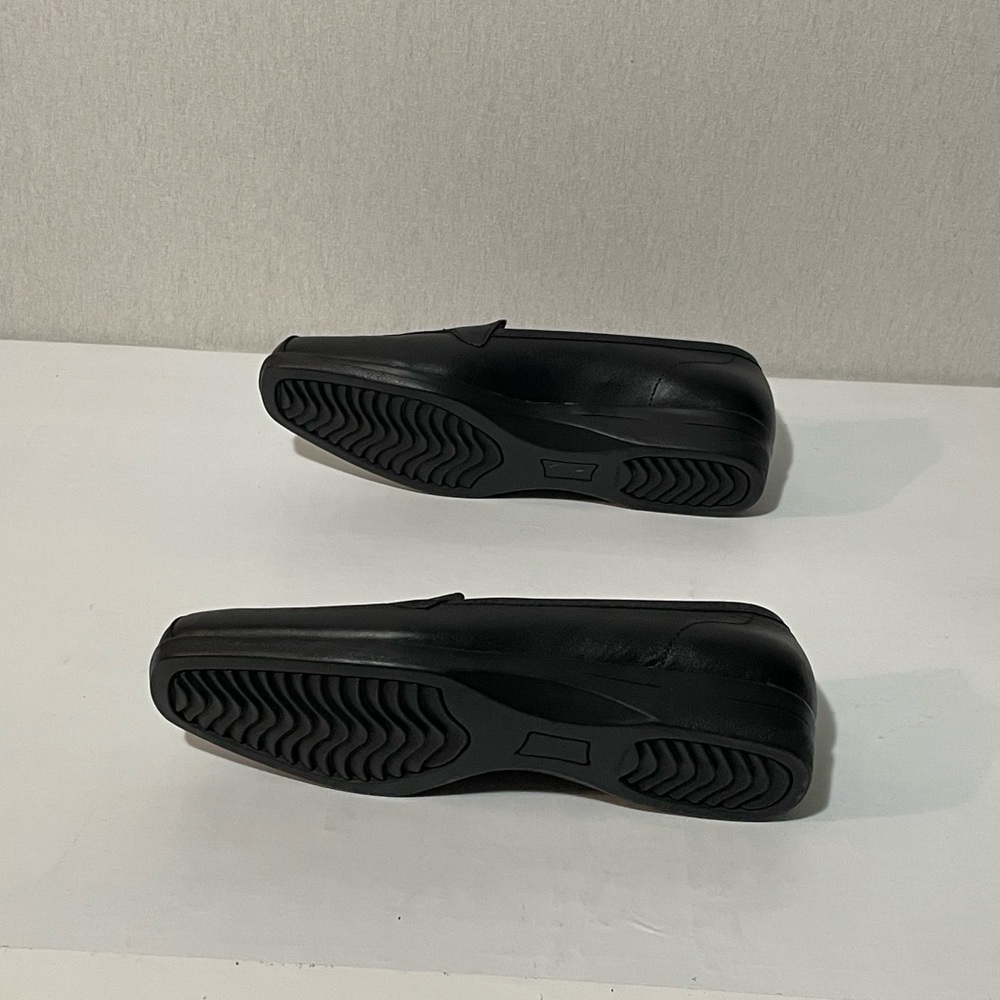 Confort Classic Black Slip-On Loafers, size 7.5 - Picture 2 of 7